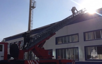 В Оренбурге на ул. Беляевской горит склад металлоконструкций