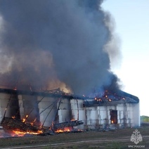 В Акбулаке более двух часов не могли потушить склад подсолнечника
