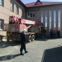 В Орске автокран въехал в магазин