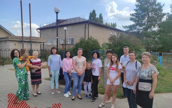 Оренбургские школы: класс с одним окном и раздевалка в туалете