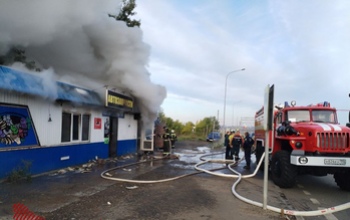 На въезде в Оренбург горели автомагазин и шиномонтажка