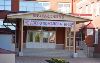 В Сорочинске на детей упало школьное ограждение