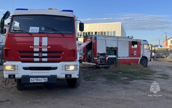 В Кушкуле горит ангар сервиса по ремонту тракторов