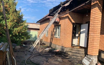 В Оренбурге горел недавно отстроенный дом