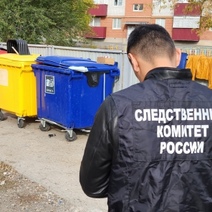 В Новотроицке мужчина попытался сжечь труп знакомого на мусорке во дворе дома (18+)