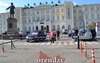 Шлагбаум на привокзальной площади Оренбурга убрали, но бомбилы так и стоят