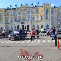 Шлагбаум на привокзальной площади Оренбурга убрали, но бомбилы так и стоят