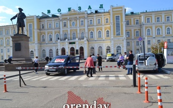 Шлагбаум на привокзальной площади Оренбурга убрали, но бомбилы так и стоят