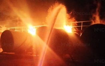Пострадавший на пожаре на нефтебазе сотрудник в тяжелом состоянии