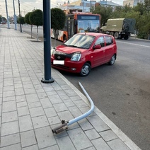 В центре Оренбурга на проезжую часть упал старый столб