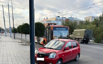 В центре Оренбурга на проезжую часть упал старый столб