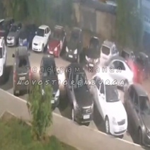 В Оренбурге водитель снес во дворе дома четыре автомобиля