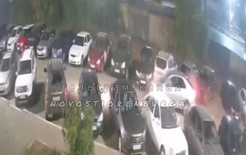 В Оренбурге водитель снес во дворе дома четыре автомобиля