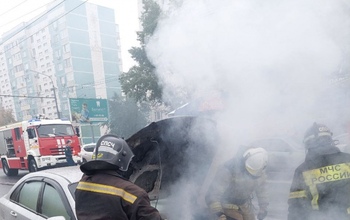 В Оренбурге на ул. Туркестанской загорелся автомобиль