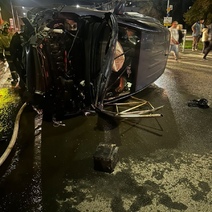 В Орске водитель Hyundai въехал в пешеходное ограждение и завалился на бок