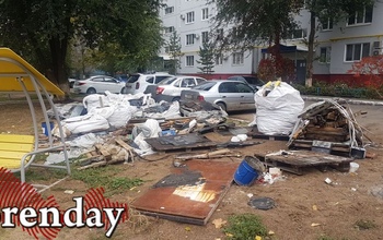 В Оренбурге после ремонта крыши подрядчик устроил свалку возле детской площадки