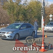 В Оренбурге на перекрестке с неработающим светофором сбили мотоциклиста