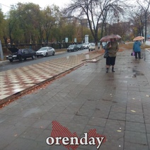 Оренбуржцы ждут общественный транспорт под дождем на промозглом ветру