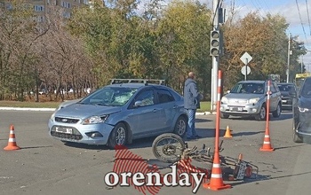 В Оренбурге на перекрестке с неработающим светофором сбили мотоциклиста