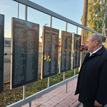 В Кувандыке вандалы подожгли памятник воинам-интернационалистам и мемориальные доски