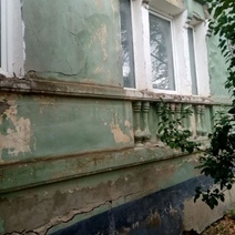 Ждут обрушения? Жильцы дома в Оренбурге остались без отопления и с дырявой крышей