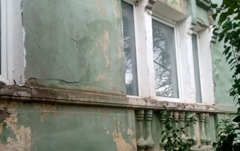 Ждут обрушения? Жильцы дома в Оренбурге остались без отопления и с дырявой крышей