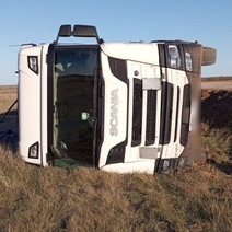 В Пономаревском районе в кювет завалился большегруз, водитель находится в больнице