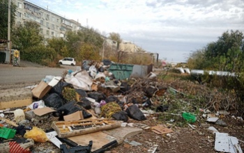 В Оренбурге из двух контейнерных площадок рискует получиться одна большая свалка