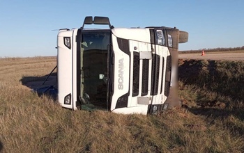 В Пономаревском районе в кювет завалился большегруз, водитель находится в больнице