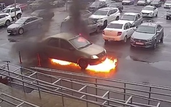 В Оренбурге на ул. Фронтовиков загорелась машина такси