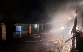 В Орске ночью тушили крупный пожар