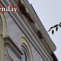 В Оренбурге со школы №3 после долгожданного ремонта осыпается штукатурка