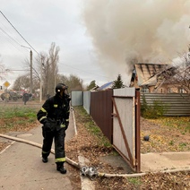 В Оренбурге горит двухквартирный жилой дом