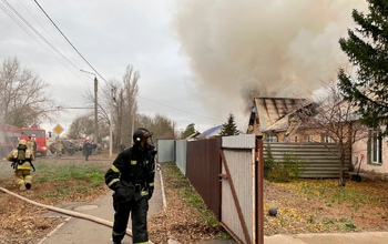 В Оренбурге горит двухквартирный жилой дом