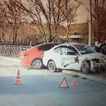 В Оренбурге одна иномарка снесла другую и отбросила на столб