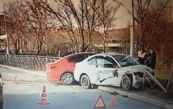 В Оренбурге одна иномарка снесла другую и отбросила на столб