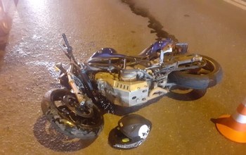 В Оренбурге мотоциклист влетел в два авто и в ограждение