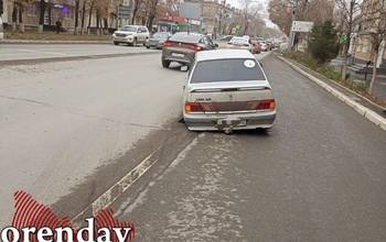 В Оренбурге на проспекте Победы в ливнёвку провалился автомобиль