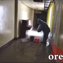 Выливают воду в окно: в Оренбурге месяц половодья в ремонтируемом ДК «Молодежный» продолжается