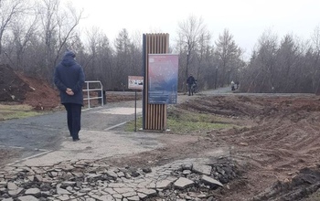 При установке входных групп с туалетами в парке «Березка» разрушили асфальт