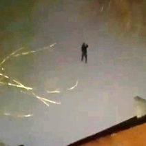 «Эквилибрист» из Орска ходил на высоте 5 этажа по электропроводам