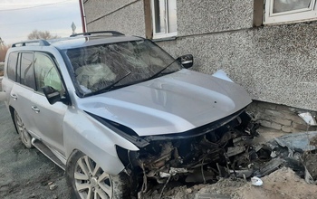 В Орске иностранец на внедорожнике влетел в магазин и погиб