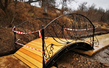 Сергей Салмин показал новый мостик на набережной Урала
