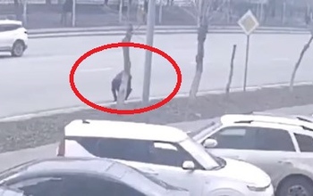 Житель Оренбурга приехал на заправку и забыл на крыше машины папку с документами и крупной суммой денег
