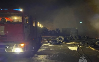 В Новотроицке в полночь загорелся склад с автомобильными шинами
