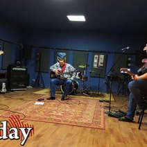 Днем оренбургские уролог, айтишник, юрист и фермер трудятся, как белые люди, а вечером превращаются в брутальных рокеров