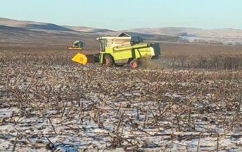 Суровые аграрии Оренбуржья зимой продолжают уборочную