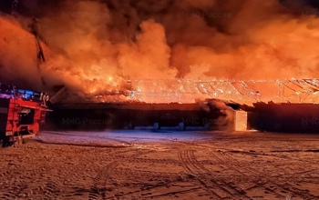 В Кваркенском районе горят два склада на площади 7 200 квадратов