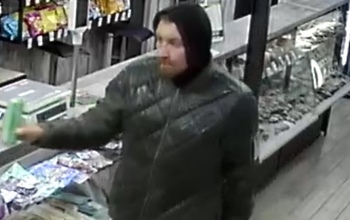 В Оренбурге разыскивают грабителя, отобравшего сумку у женщины