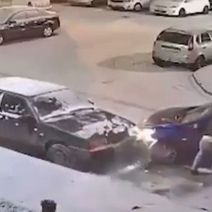 В Оренбурге двое парней устроили разборки с таксистом и повредили несколько авто